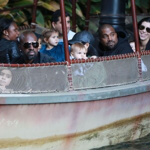 Kourtney Kardashian, ses enfants Mason, Penelope et Reign Disick, Kanye et North West, Kris Jenner et Corey Gamble passent un après-midi à Disneyland. Anaheim, le 14 décembre 2015.