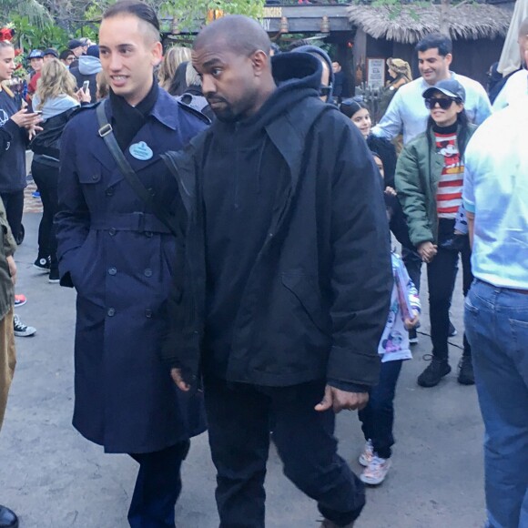 Kourtney Kardashian, ses enfants Mason, Penelope et Reign Disick, Kanye et North West, Kris Jenner et Corey Gamble passent un après-midi à Disneyland. Anaheim, le 14 décembre 2015.