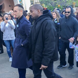 Kourtney Kardashian, ses enfants Mason, Penelope et Reign Disick, Kanye et North West, Kris Jenner et Corey Gamble passent un après-midi à Disneyland. Anaheim, le 14 décembre 2015.