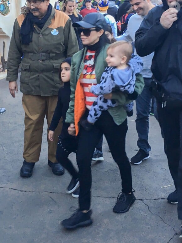 Kourtney Kardashian et son fils Reign Disick (1 an) passent un après-midi à Disneyland. Anaheim, le 14 décembre 2015.