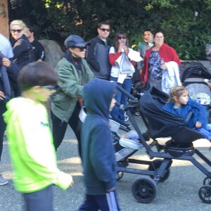 Kourtney Kardashian, ses enfants Mason, Penelope et Reign Disick, Kanye et North West, Kris Jenner et Corey Gamble passent un après-midi à Disneyland. Anaheim, le 14 décembre 2015.