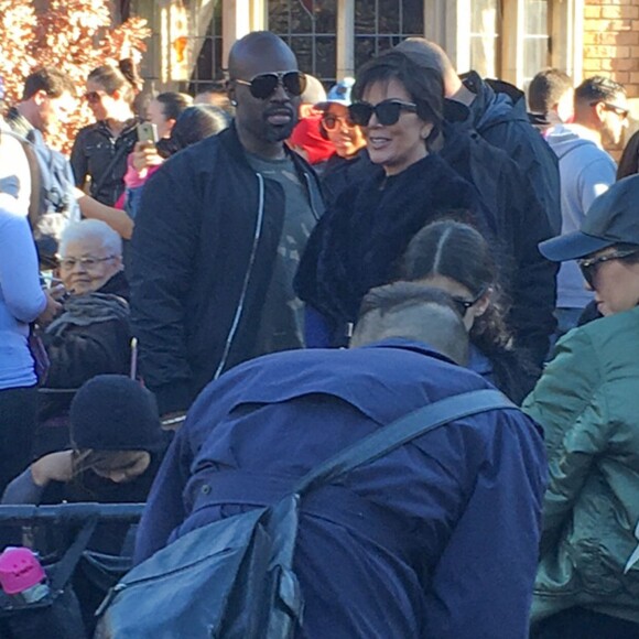 Kourtney Kardashian, ses enfants Mason, Penelope et Reign Disick, Kanye et North West, Kris Jenner et Corey Gamble passent un après-midi à Disneyland. Anaheim, le 14 décembre 2015.
