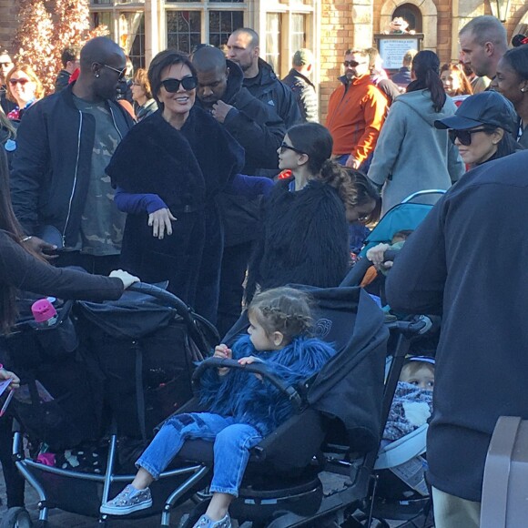 Kourtney Kardashian, ses enfants Mason, Penelope et Reign Disick, Kanye et North West, Kris Jenner et Corey Gamble passent un après-midi à Disneyland. Anaheim, le 14 décembre 2015.