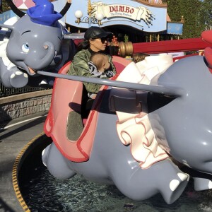 Kourtney Kardashian, ses enfants Mason, Penelope et Reign Disick, Kanye et North West, Kris Jenner et Corey Gamble passent un après-midi à Disneyland. Anaheim, le 14 décembre 2015.