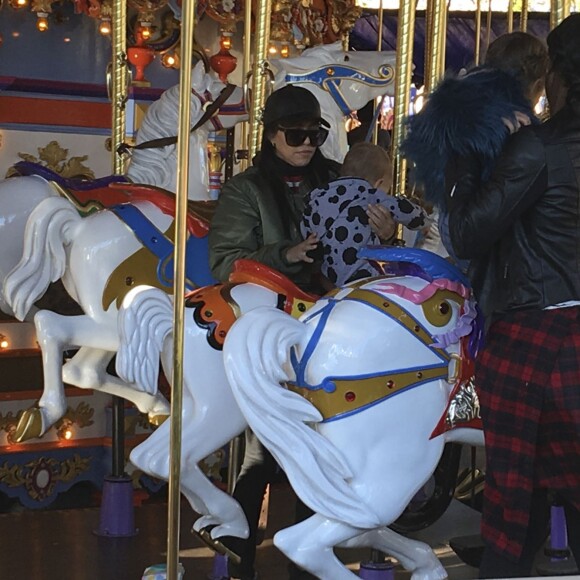 Kourtney Kardashian, ses enfants Mason, Penelope et Reign Disick, Kanye et North West, Kris Jenner et Corey Gamble passent un après-midi à Disneyland. Anaheim, le 14 décembre 2015.