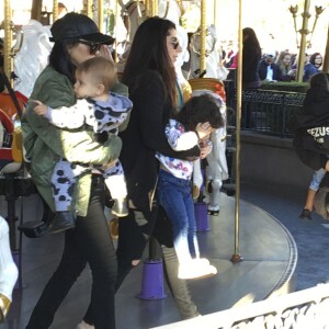 Kourtney Kardashian, ses enfants Mason, Penelope et Reign Disick, Kanye et North West, Kris Jenner et Corey Gamble passent un après-midi à Disneyland. Anaheim, le 14 décembre 2015.