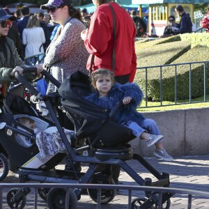 Kourtney Kardashian, ses enfants Mason, Penelope et Reign Disick, Kanye et North West, Kris Jenner et Corey Gamble passent un après-midi à Disneyland. Anaheim, le 14 décembre 2015.