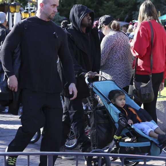 Kourtney Kardashian, ses enfants Mason, Penelope et Reign Disick, Kanye et North West, Kris Jenner et Corey Gamble passent un après-midi à Disneyland. Anaheim, le 14 décembre 2015.