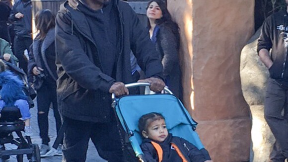 Kourtney Kardashian, ses enfants Mason, Penelope et Reign Disick, Kanye et North West, Kris Jenner et Corey Gamble passent un après-midi à Disneyland. Anaheim, le 14 décembre 2015.