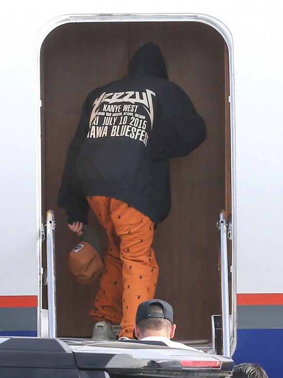 Justin Bieber prend un avion à l'aéroport de Miami, le 10 décembre 2015.
