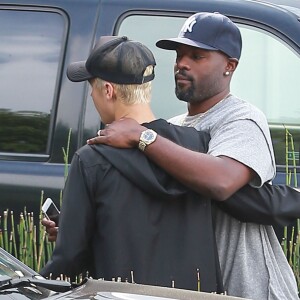 Justin Bieber rencontre son ami le auteur-compositeur-interprète Corey Mitchell Hart dans les rues de Los Angeles, le 13 octobre 2015