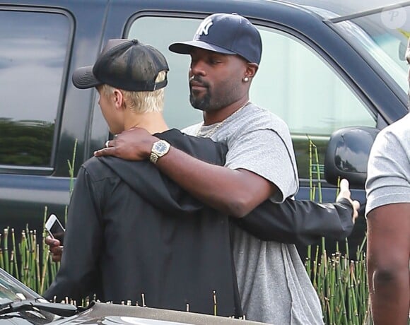 Justin Bieber rencontre son ami le auteur-compositeur-interprète Corey Mitchell Hart dans les rues de Los Angeles, le 13 octobre 2015