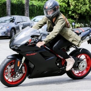 Exclusif - Prix Spécial - Justin Bieber fait de la moto à Los Angeles, le 17 mars 2015. Le chanteur a customisé sa moto Ducati avec ses initiales "JB". Escorté par ses gardes du corps, Justin a suivi la voiture de Corey Gamble (ex de Kris Jenner) vers une destination inconnue!