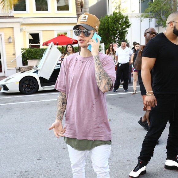 Justin Bieber à la sortie de son hôtel à Miami, le 9 décembre 2015