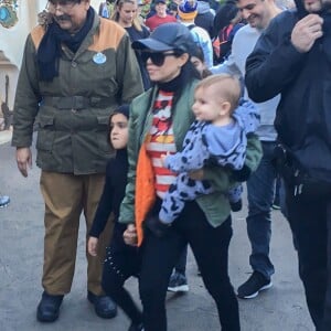 Kourtney Kardashian, Reign Disick, Mason Disick - La famille Kardashian passe la journée à Disneyland à Anaheim, le 14 décembre 2015