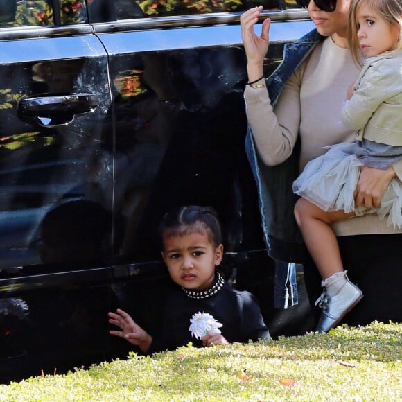 Kourtney Kardashian est allée rendre visite à des amis avec ses enfants Penelope et Mason. Plus tard, Kourtney est allée se promener avec sa fille Penelope et sa nièce North à Beverly Hills, le 13 décembre 2015