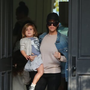 Kourtney Kardashian est allée rendre visite à des amis avec ses enfants Penelope et Mason. Plus tard, Kourtney est allée se promener avec sa fille Penelope et sa nièce North à Beverly Hills, le 13 décembre 2015