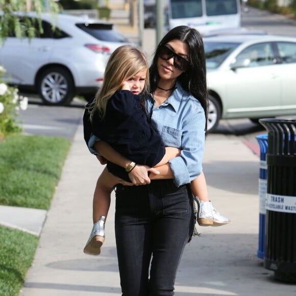 Scott Disick et Kourtney Kardashian sont allés déjeuner avec leur petite Penelope au restaurant Lovi's Delicatessen à Calabasas, le 9 décembre 2015