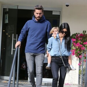 Scott Disick et Kourtney Kardashian sont allés déjeuner avec leur petite Penelope au restaurant Lovi's Delicatessen à Calabasas, le 9 décembre 2015