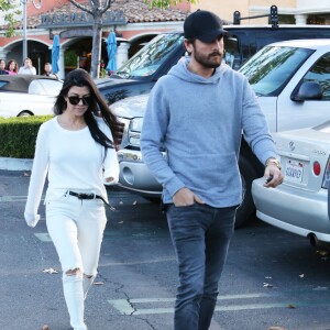 Scott Disick et Kourtney Kardashian sont allés déjeuner au restaurant Marmalade Cafe à Calabasas. Malgré leur séparation, ils semblent garder une bonne entente. Le 25 novembre 2015