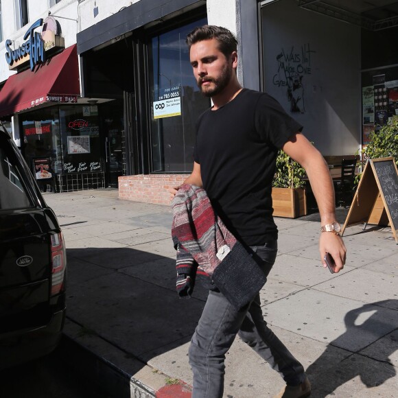 Exclusif - Scott Disick à la sortie d'un salon de coiffure à Los Angeles, le 2 décembre 2015