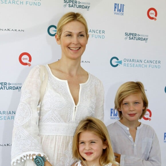 L'actrice Kelly Rutherford, son fils Hermes et sa fille Helena, à Water Mill, le 25 juillet 2015 