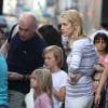 Kelly Rutherford et ses enfants Hermes et Helena ainsi que son compagnon Tony Brand dans les rues de Soho à New York le 13 juillet 2015