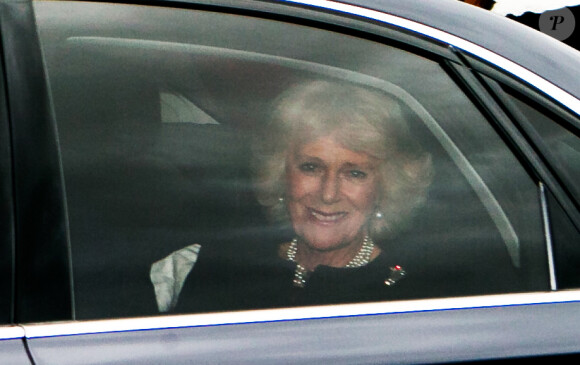 La duchesse Camilla arrivant avec le prince Charles à Buckingham Palace pour le déjeuner de Noël de la reine Elizabeth II le 16 décembre 2015.