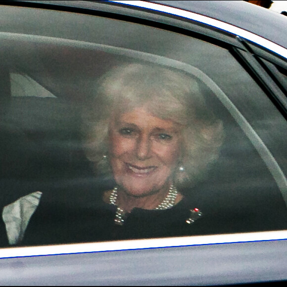 La duchesse Camilla arrivant avec le prince Charles à Buckingham Palace pour le déjeuner de Noël de la reine Elizabeth II le 16 décembre 2015.