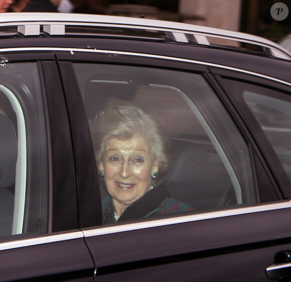 La princesse Alexandra arrivant à Buckingham Palace pour le déjeuner de Noël de la reine Elizabeth II le 16 décembre 2015.