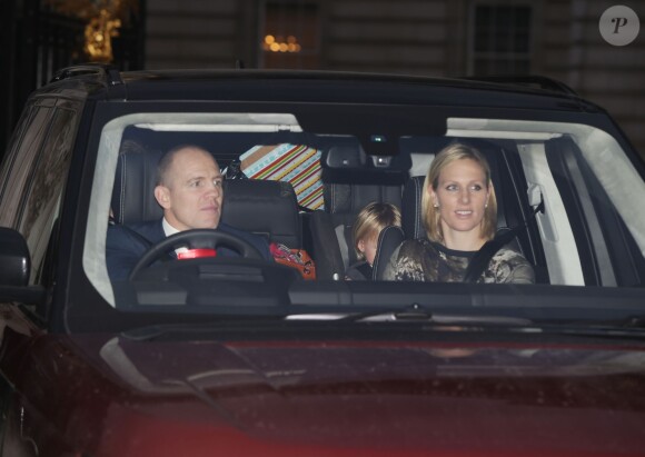 Mike Tindall et Zara Phillips quittant Buckingham Palace avec leur fille Mia après le repas de Noël familial organisé par la reine Elizabeth II, le 16 décembre 2015 à Londres.