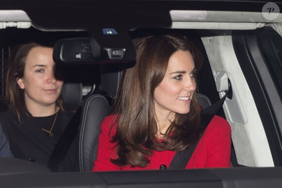 Kate Middleton quittant Buckingham Palace après le repas de Noël familial organisé par la reine Elizabeth II, le 16 décembre 2015 à Londres.