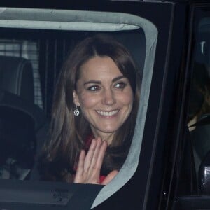 Kate Middleton repartant de Buckingham Palace après le repas de Noël familial organisé par la reine Elizabeth II, le 16 décembre 2015 à Londres.