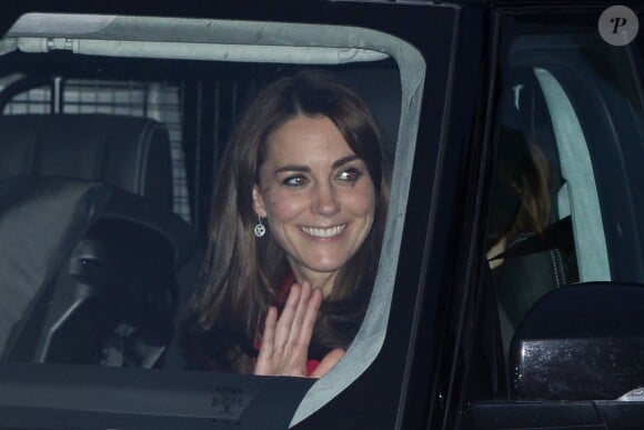 Kate Middleton repartant de Buckingham Palace après le repas de Noël familial organisé par la reine Elizabeth II, le 16 décembre 2015 à Londres.