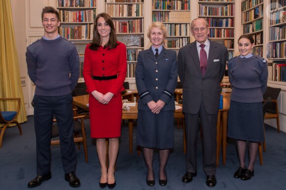 Kate Middleton, duchesse de Cambridge, et le prince Philip, duc d'Edimbourg, ont reçu des membres de la Air Cadet Organisation au palais de Buckingham à Londres, le 16 décembre 2015, en marge du repas de Noël organisé par la reine Elizabeth II.
