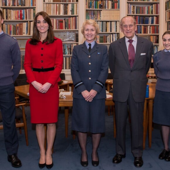 Kate Middleton, duchesse de Cambridge, et le prince Philip, duc d'Edimbourg, ont reçu des membres de la Air Cadet Organisation au palais de Buckingham à Londres, le 16 décembre 2015, en marge du repas de Noël organisé par la reine Elizabeth II.