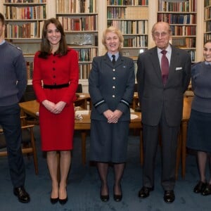 Kate Middleton, duchesse de Cambridge, et le prince Philip, duc d'Edimbourg, ont reçu des membres de la Air Cadet Organisation au palais de Buckingham à Londres, le 16 décembre 2015, en marge du repas de Noël organisé par la reine Elizabeth II.