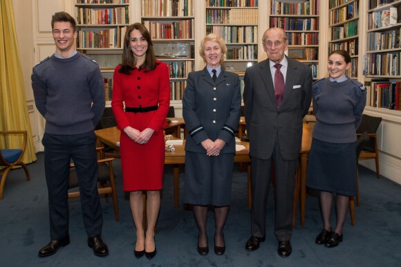 Kate Middleton, duchesse de Cambridge, et le prince Philip, duc d'Edimbourg, ont reçu des membres de la Air Cadet Organisation au palais de Buckingham à Londres, le 16 décembre 2015, en marge du repas de Noël organisé par la reine Elizabeth II.