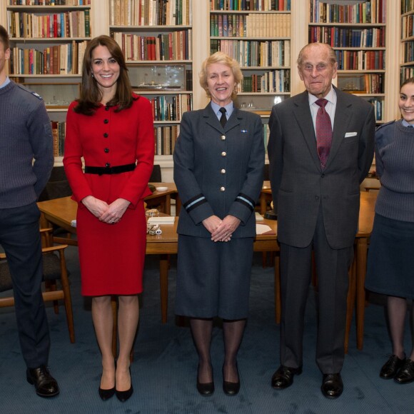 Kate Middleton, duchesse de Cambridge, et le prince Philip, duc d'Edimbourg, ont reçu des membres de la Air Cadet Organisation au palais de Buckingham à Londres, le 16 décembre 2015, en marge du repas de Noël organisé par la reine Elizabeth II.