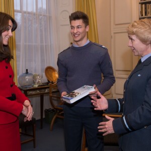 Kate Middleton, duchesse de Cambridge, recevant des membres de la Air Cadet Organisation au palais de Buckingham à Londres, le 16 décembre 2015, en marge du repas de Noël organisé par la reine Elizabeth II.