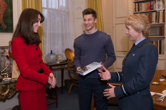 Kate Middleton, duchesse de Cambridge, recevant des membres de la Air Cadet Organisation au palais de Buckingham à Londres, le 16 décembre 2015, en marge du repas de Noël organisé par la reine Elizabeth II.