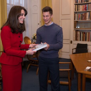 Kate Middleton, duchesse de Cambridge, recevant des membres de la Air Cadet Organisation au palais de Buckingham à Londres, le 16 décembre 2015, en marge du repas de Noël organisé par la reine Elizabeth II.