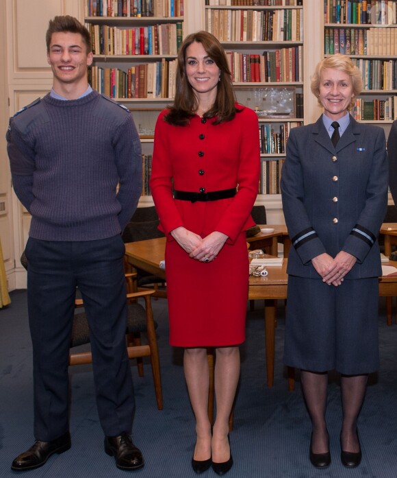 Kate Middleton, duchesse de Cambridge, recevant des membres de la Air Cadet Organisation au palais de Buckingham à Londres, le 16 décembre 2015, en marge du repas de Noël organisé par la reine Elizabeth II.