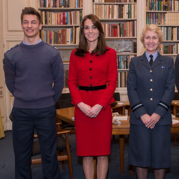 Kate Middleton, duchesse de Cambridge, recevant des membres de la Air Cadet Organisation au palais de Buckingham à Londres, le 16 décembre 2015, en marge du repas de Noël organisé par la reine Elizabeth II.