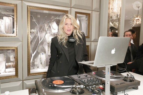 Alexandra Richards assiste à la soirée de lancement de la collaboration entre Gemsfield et Bergdorf Goodman, dans le salon bijouterie du centre commercial. New York, le 15 décembre 2015.