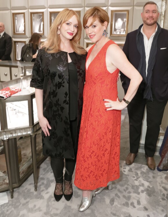 Christina Hendricks et Molly Ringwald assistent à la soirée de lancement de la collaboration entre Gemsfield et Bergdorf Goodman, dans le salon bijouterie du centre commercial. New York, le 15 décembre 2015.