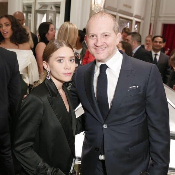 Ashley Olsen et Joshua Schulman (président de Bergdorf Goodman) assistent à la soirée de lancement de la collaboration entre Gemsfield et Bergdorf Goodman, dans le salon bijouterie du centre commercial. New York, le 15 décembre 2015.