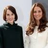 Kate Middleton, visite le tournage de la série "Downton Abbey" aux Ealing Studios à Londres, le 12 mars 2015. Ici avec Michelle Dockery