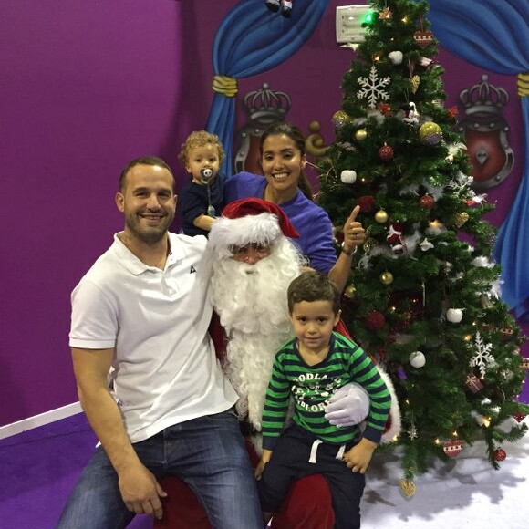 Frédéric Michalak, son épouse Cindy et leurs enfants Hugo et Jasen - Photo publiée le 16 décembre 2015