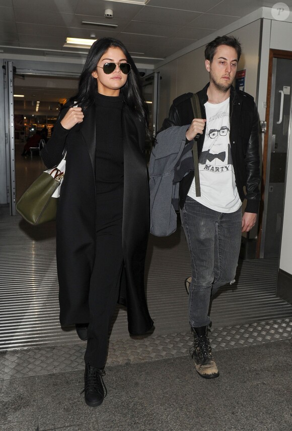Selena Gomez arrive à Londres avec un ami le 11 novembre 2015.